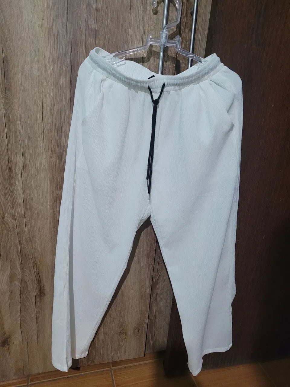 Calça branca de tecido leve