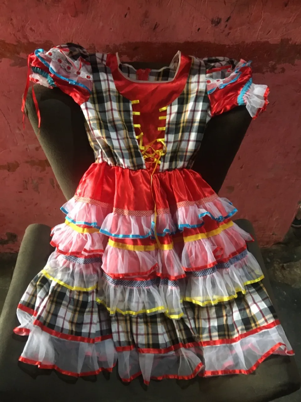 Vestido Junino Xadrez e Babados Coloridos