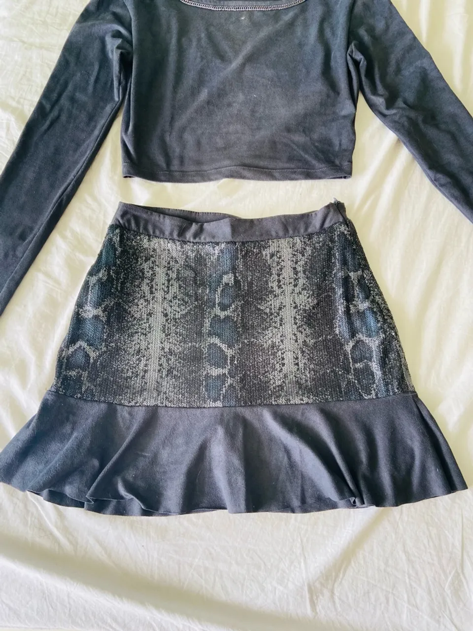 Cropped manga longa + saia em veludo com paetês PP