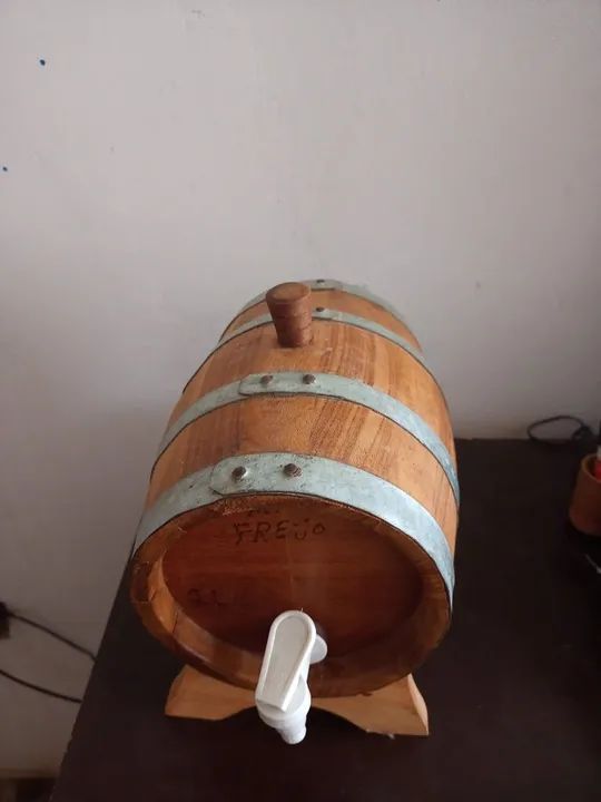 Barril de madeira decorativo