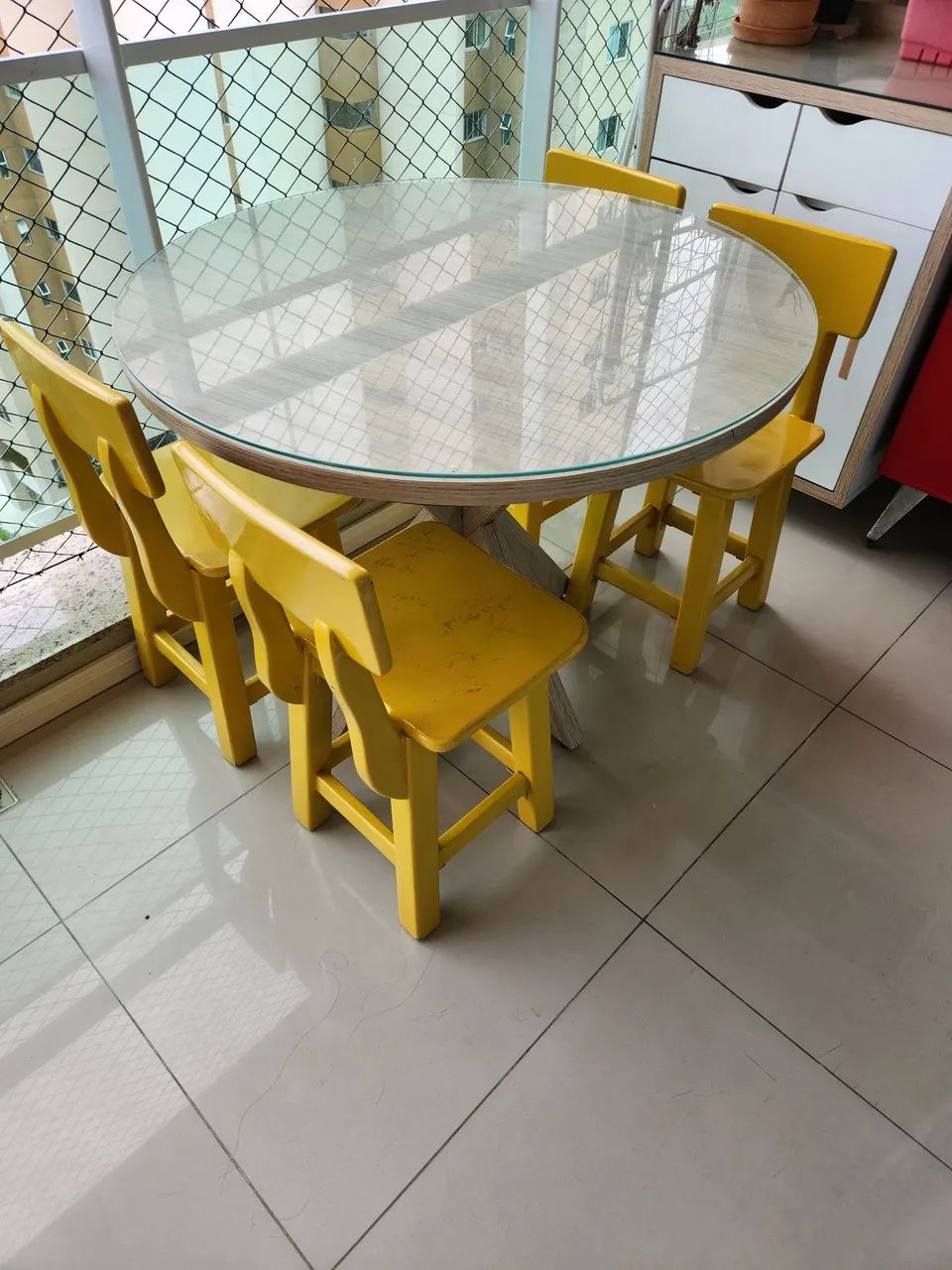 Mesa de varanda redonda em MDF com 4 cadeiras amarelas em madeira maciça  - Foto 2