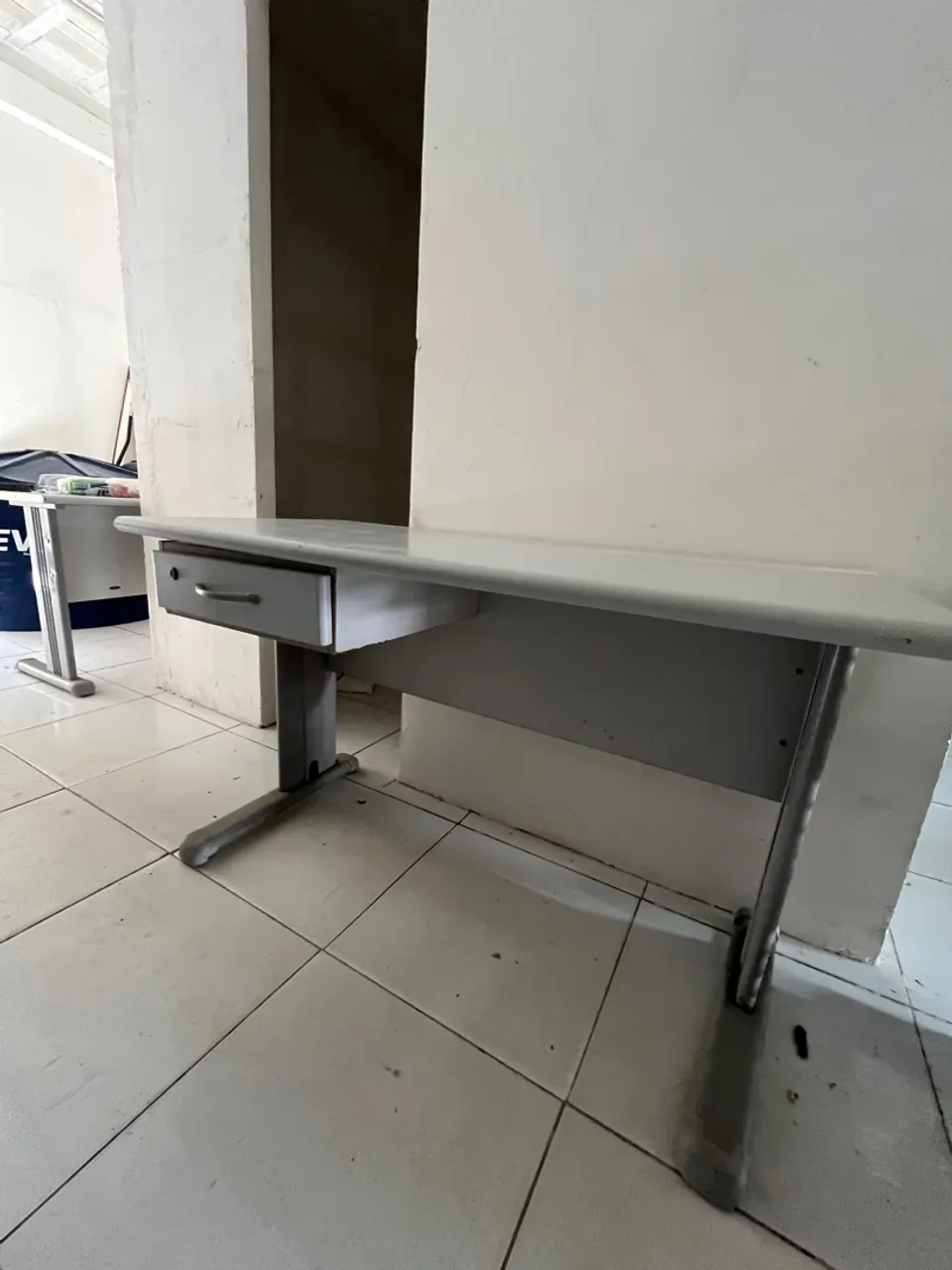 Mesa de escritório com gaveta