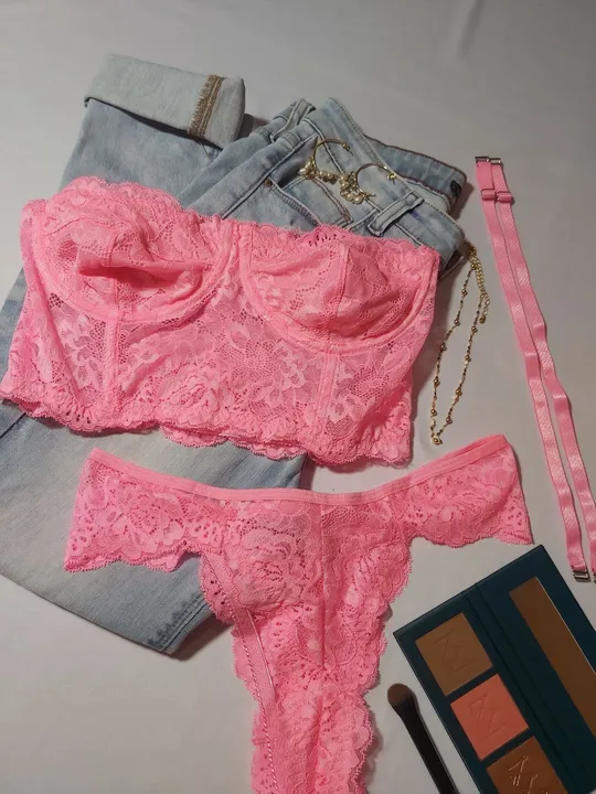 Conjunto de Lingerie Rosa em Renda