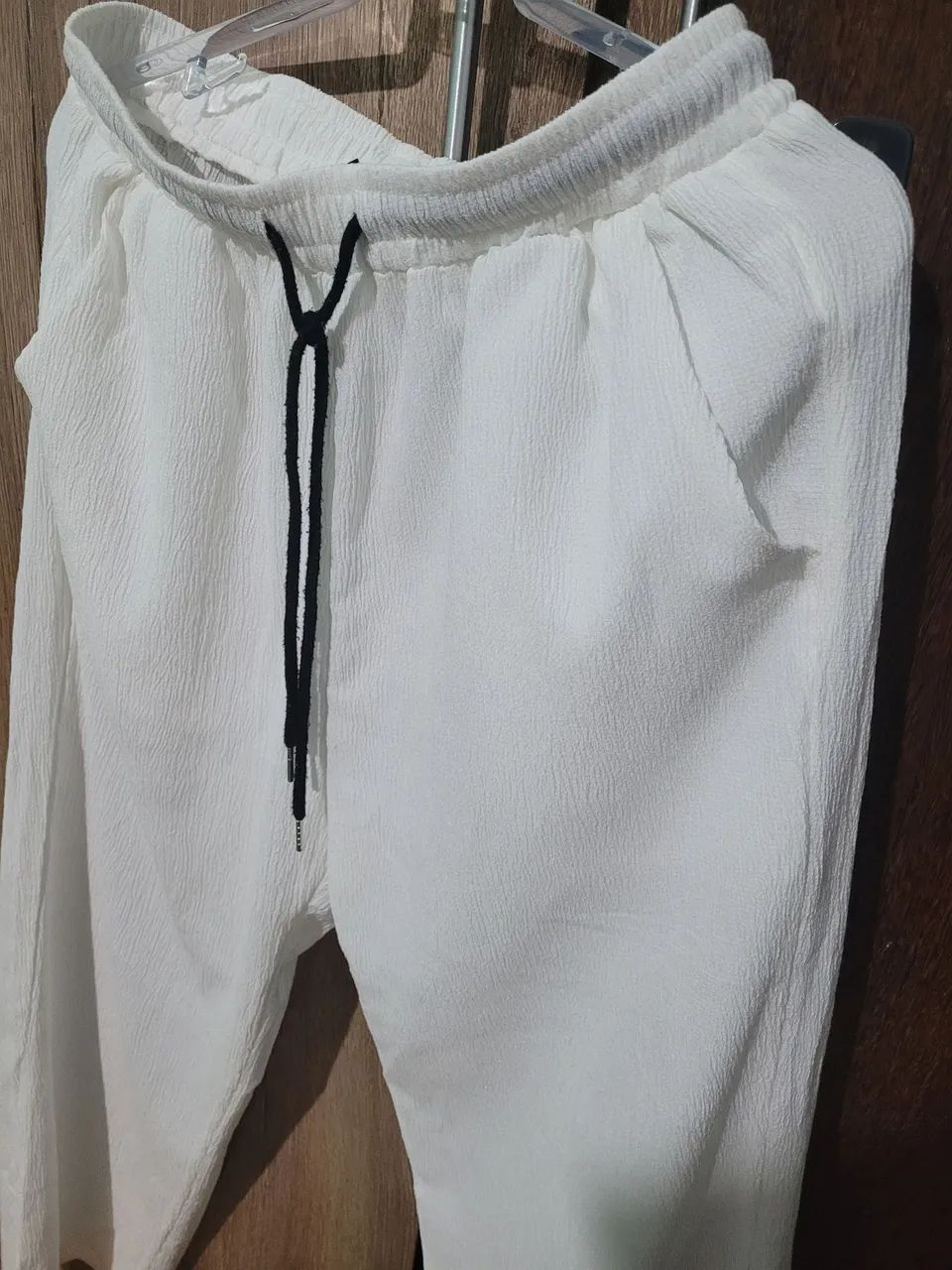 Calça branca de tecido leve - Foto 2
