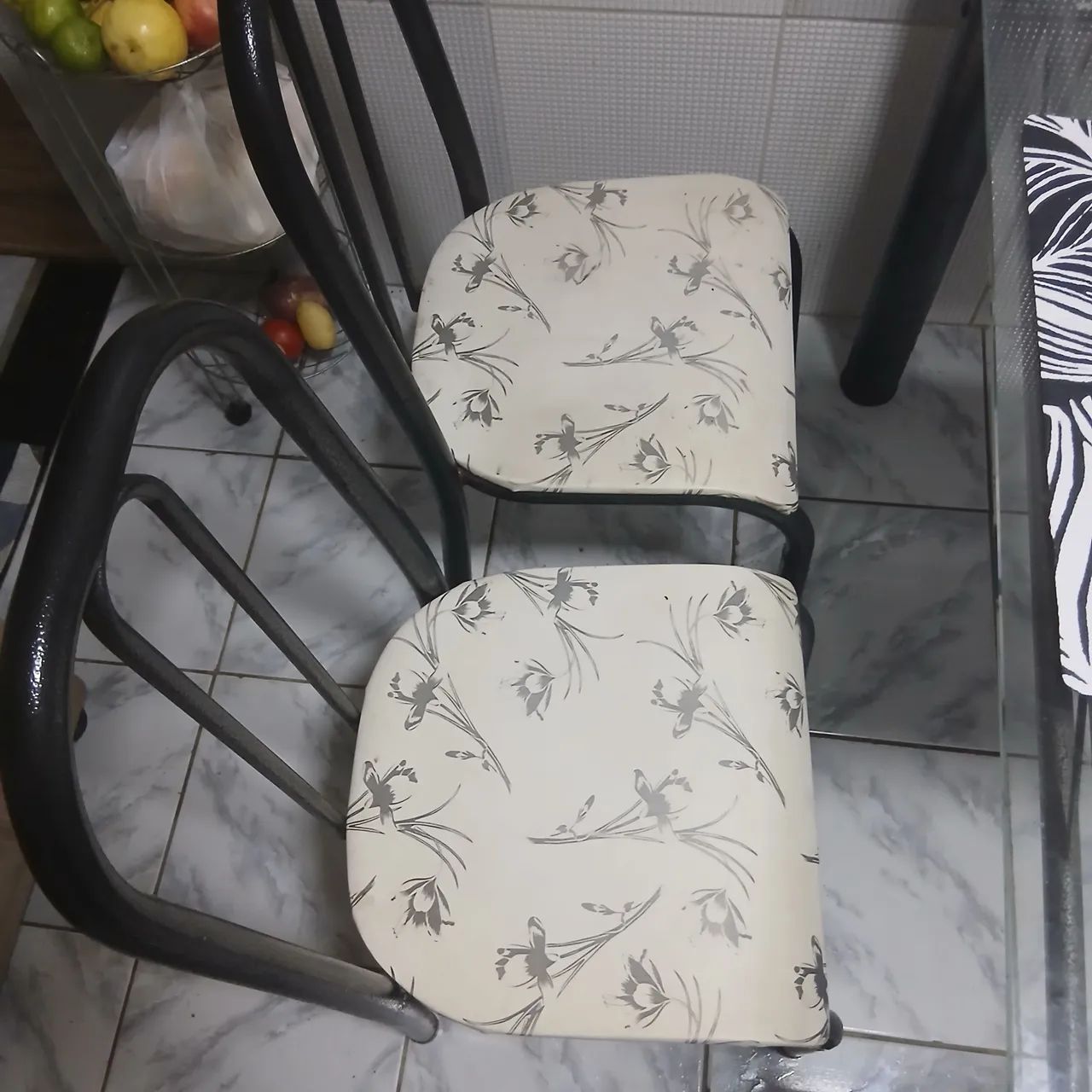 Vendo uma mesa de vidro 4 cadeiras  - Foto 2