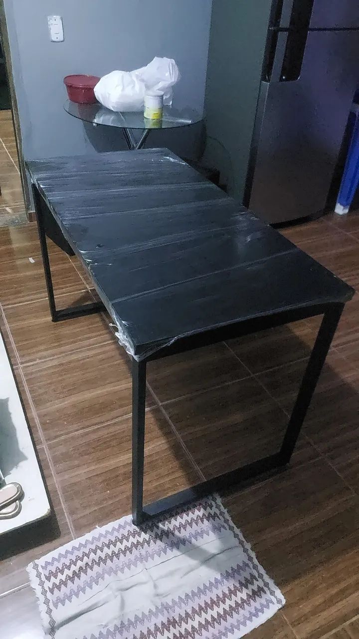 Mesa de escritório preta com design moderno