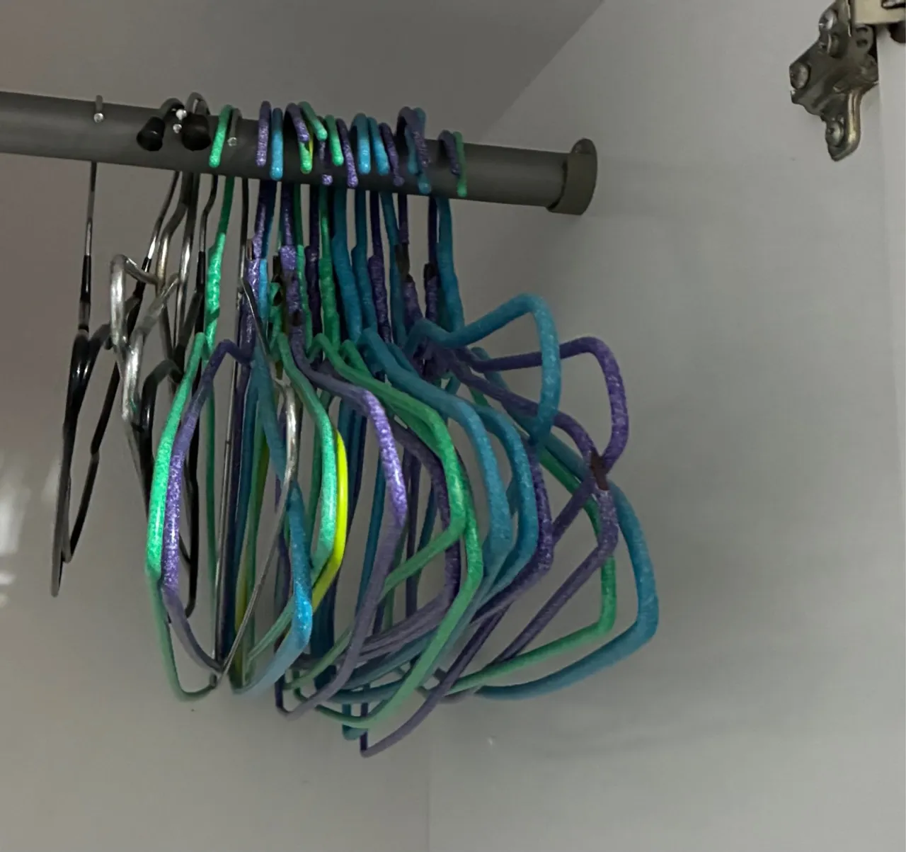 Cabides Coloridos para Organizar seu Guarda-Roupa