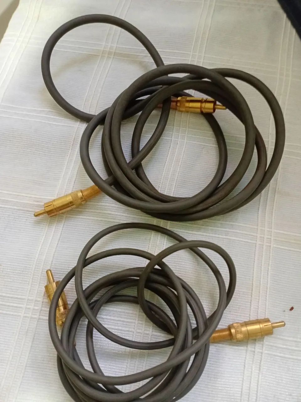 2 cabos de áudio com terminais de ouro ,5 M cada