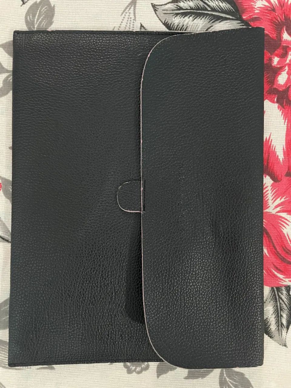 Capa Protetora de Couro Sintético para Tablet Preta (SEMINOVO)