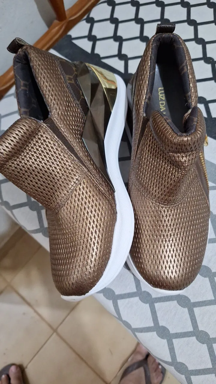 Tênis Dourado Feminino Luz da Lua
