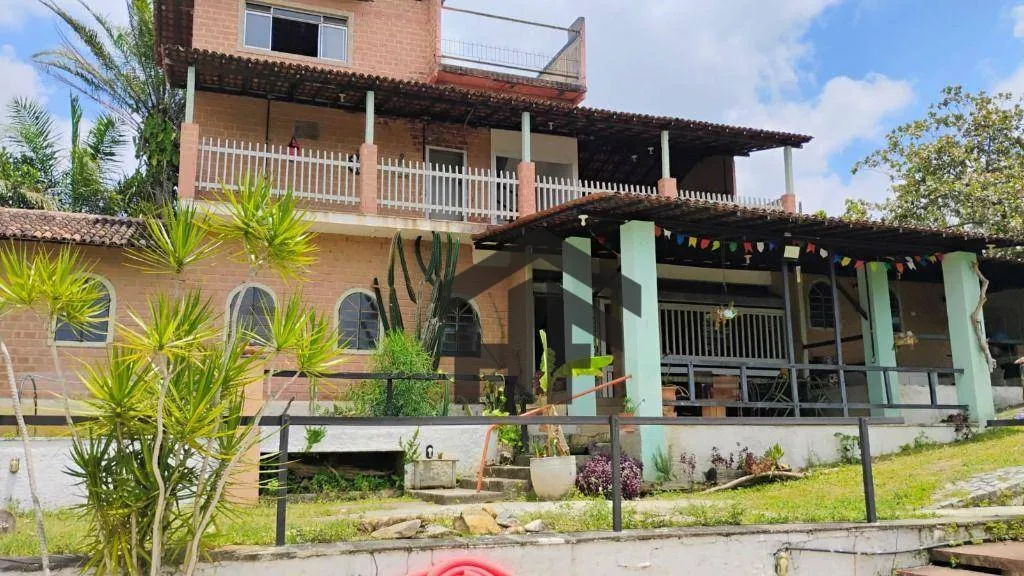 Casa no Lago de 300m², no terreno de 1.954m², com 4 suítes à venda, localizada em Chã de C