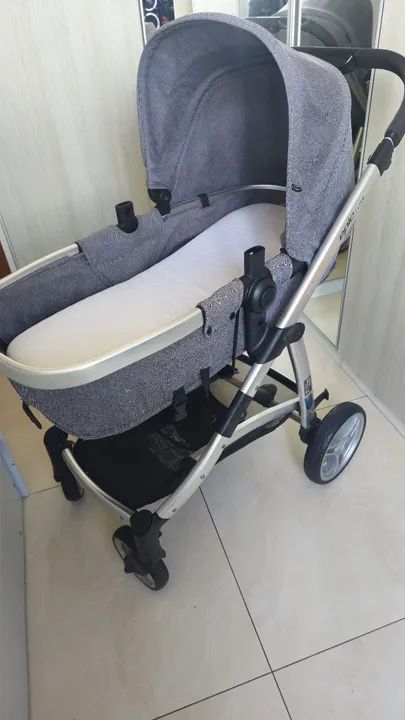 Carrinho de bebê completo e moderno