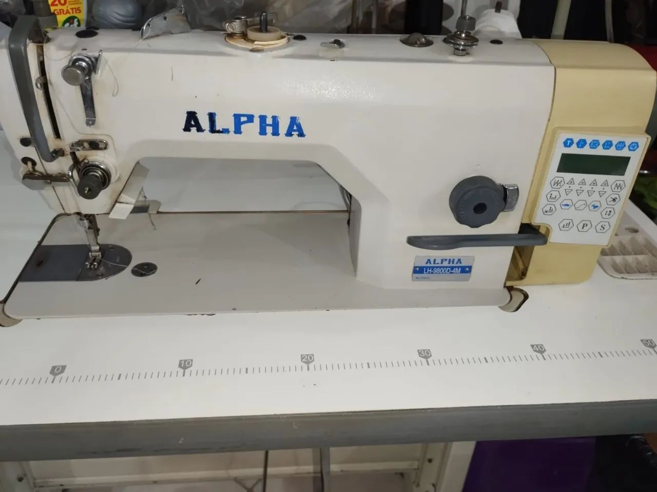 Máquina reta eletrônica