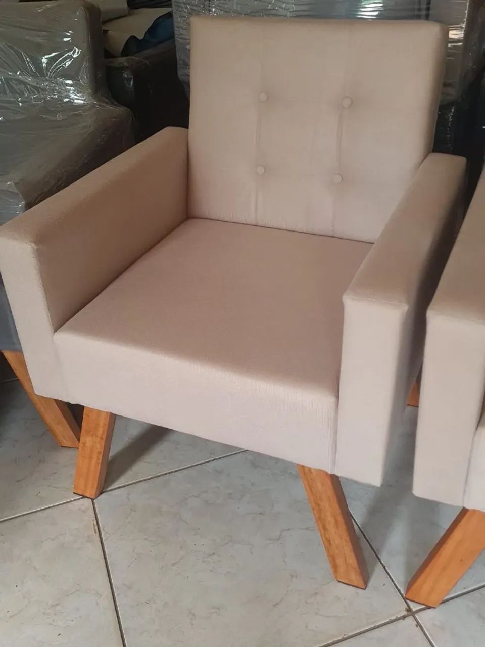 Poltrona muito confortável e resistente, ideal para salas de manicure e salão de beleza
