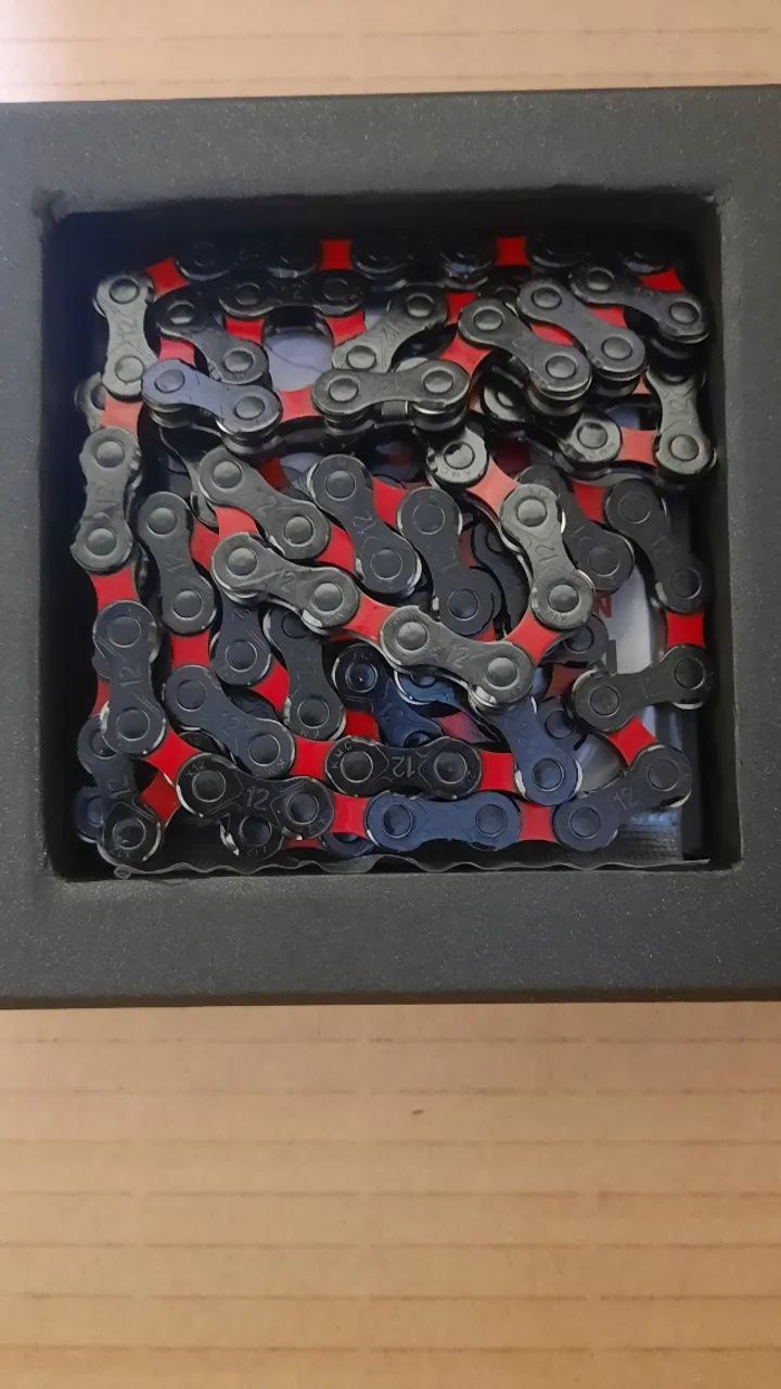 Corrente KMC DLC 12 velocidades preta/vermelha, pesa 268gr, topíssima, zera