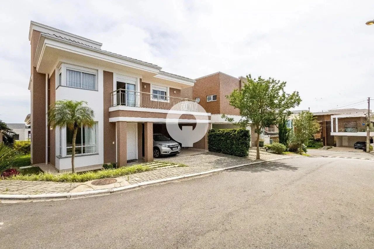 CASA COM 4 SUÍTES EM CONDOMÍNIO CLUBE
