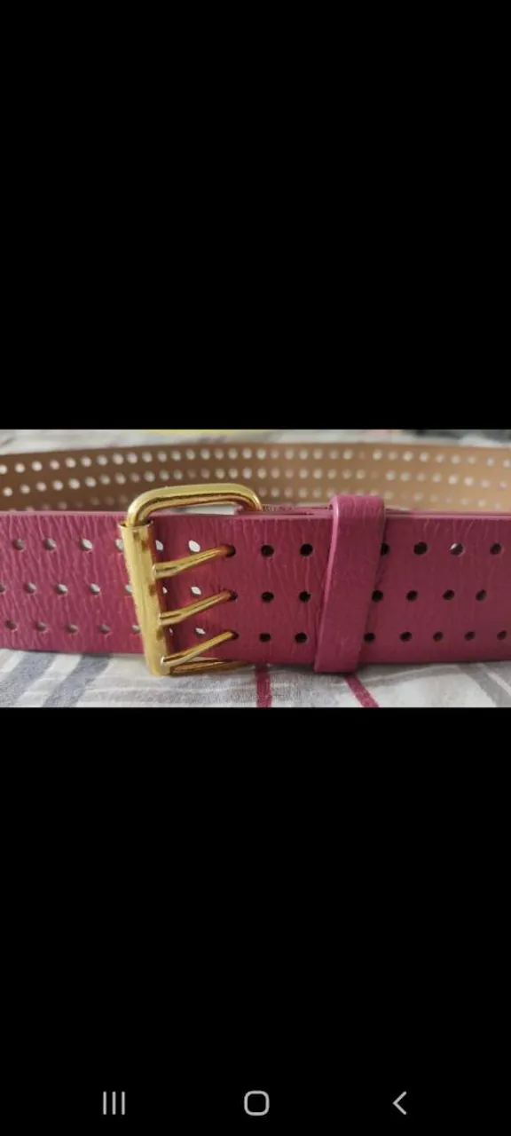 Cinto feminino rosa com fivela dourada