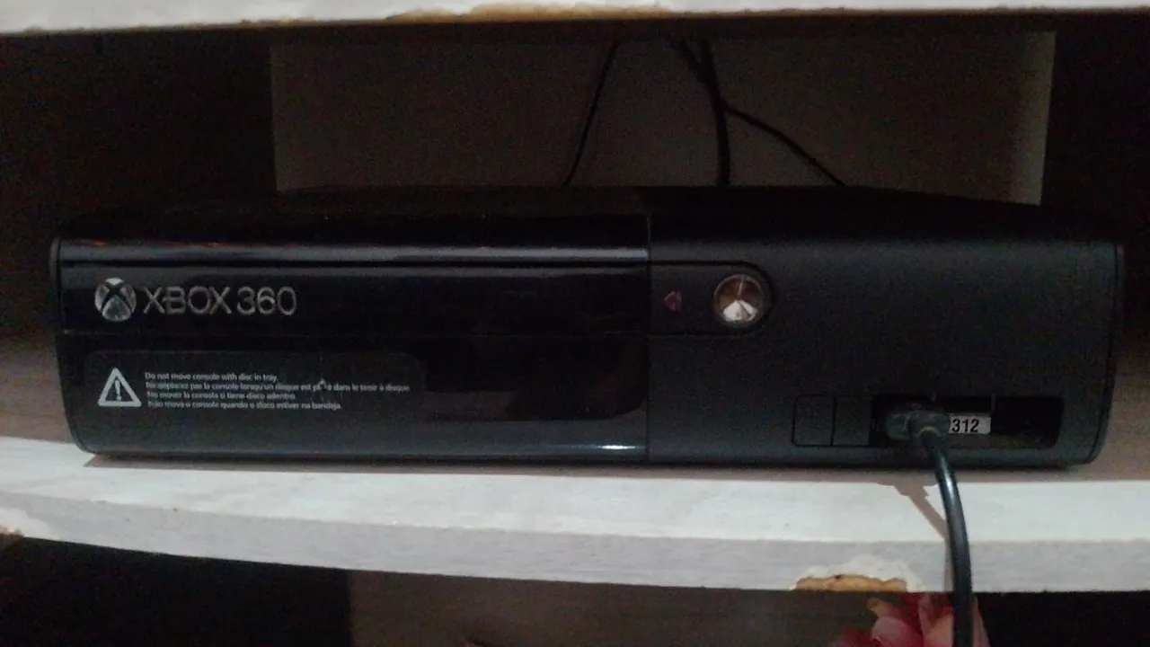 Vendo Xbox 360 semi novo bloqueado com 18 jogos em mídia física e alguns no hd