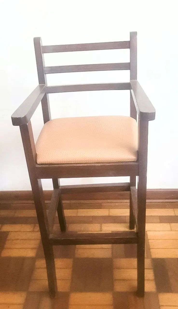 Cadeira infantil de madeira