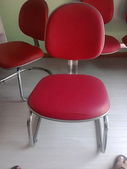 Cadeira de Escritório Vermelha - Design Clássico