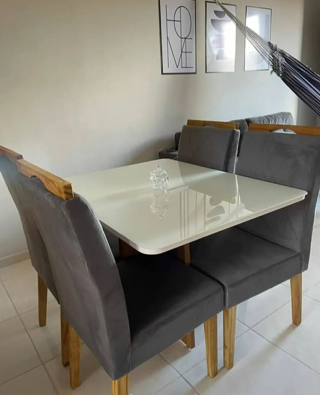 Mesa de Jantar Elegante com Cadeiras