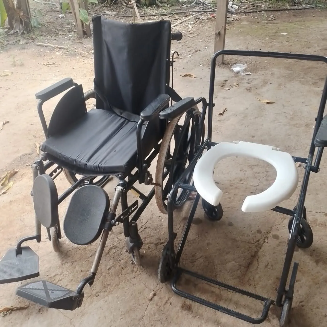 Cadeira de Rodas e Cadeira Sanitária
