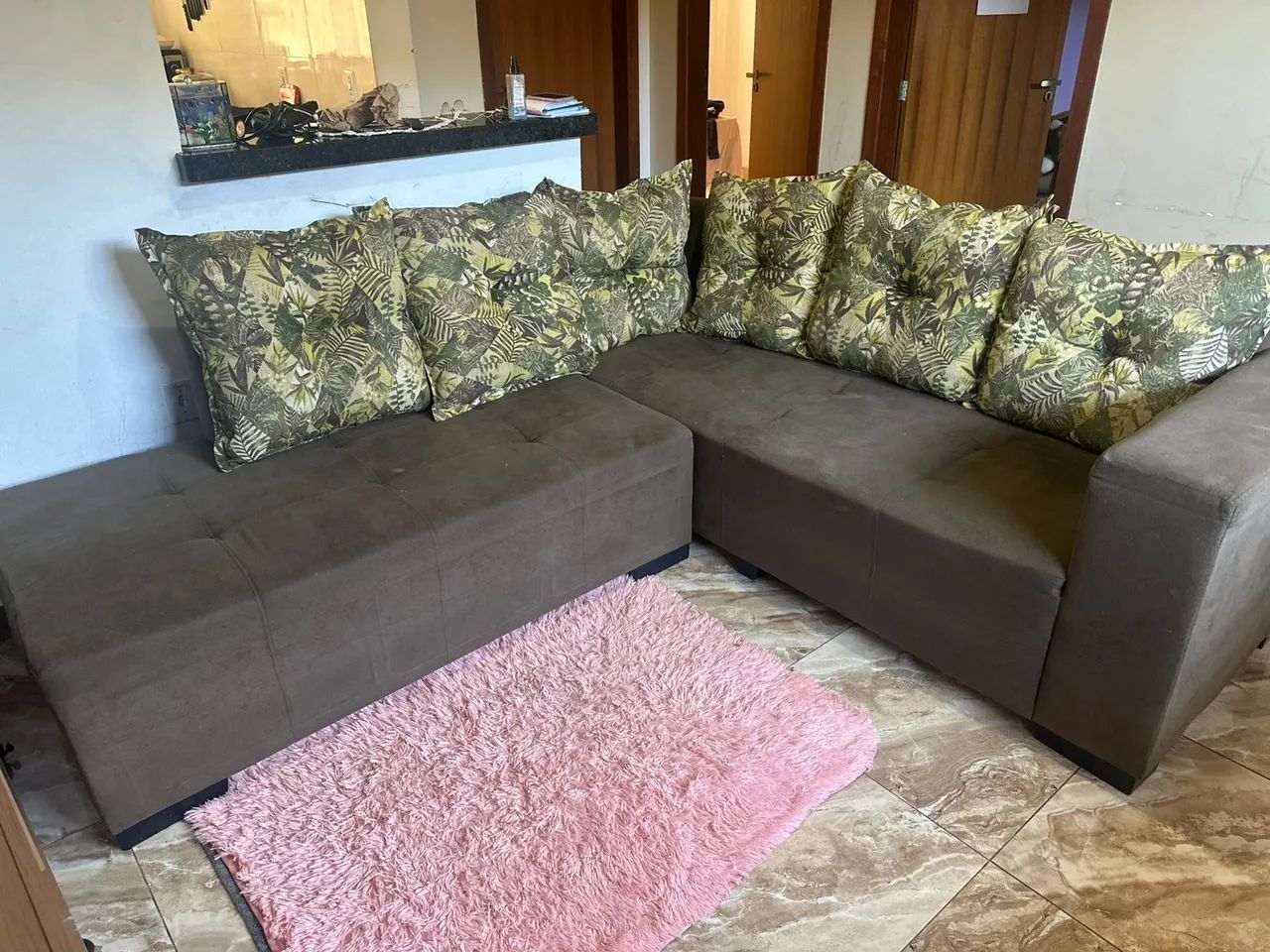 Sofá de canto com almofadas