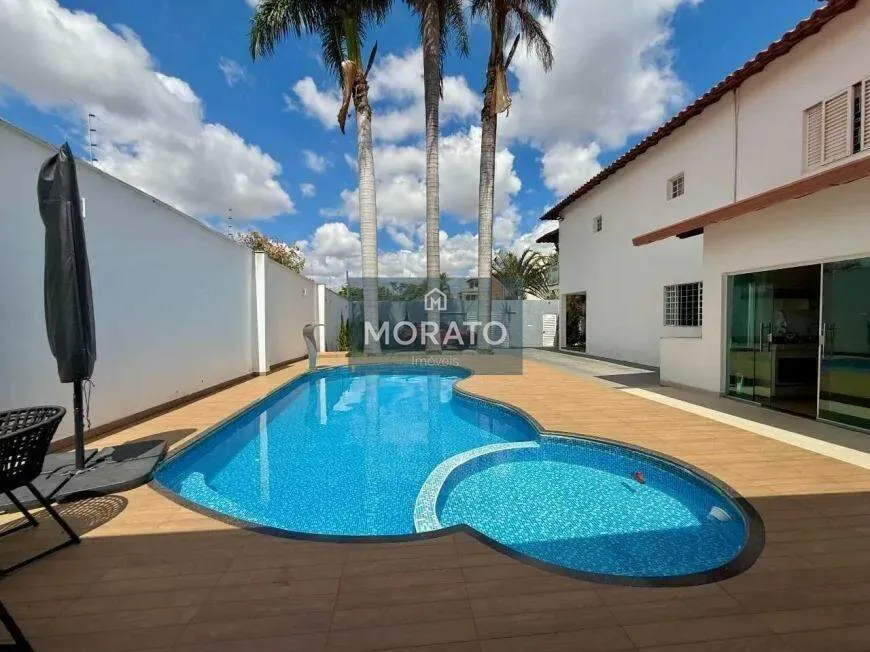 Casa Geminada com 4 quartos sendo 1 suíte com 5 vagas de garagem no bairro Trevo.