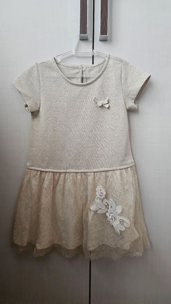 Vestido infantil com brilhos e bordado 