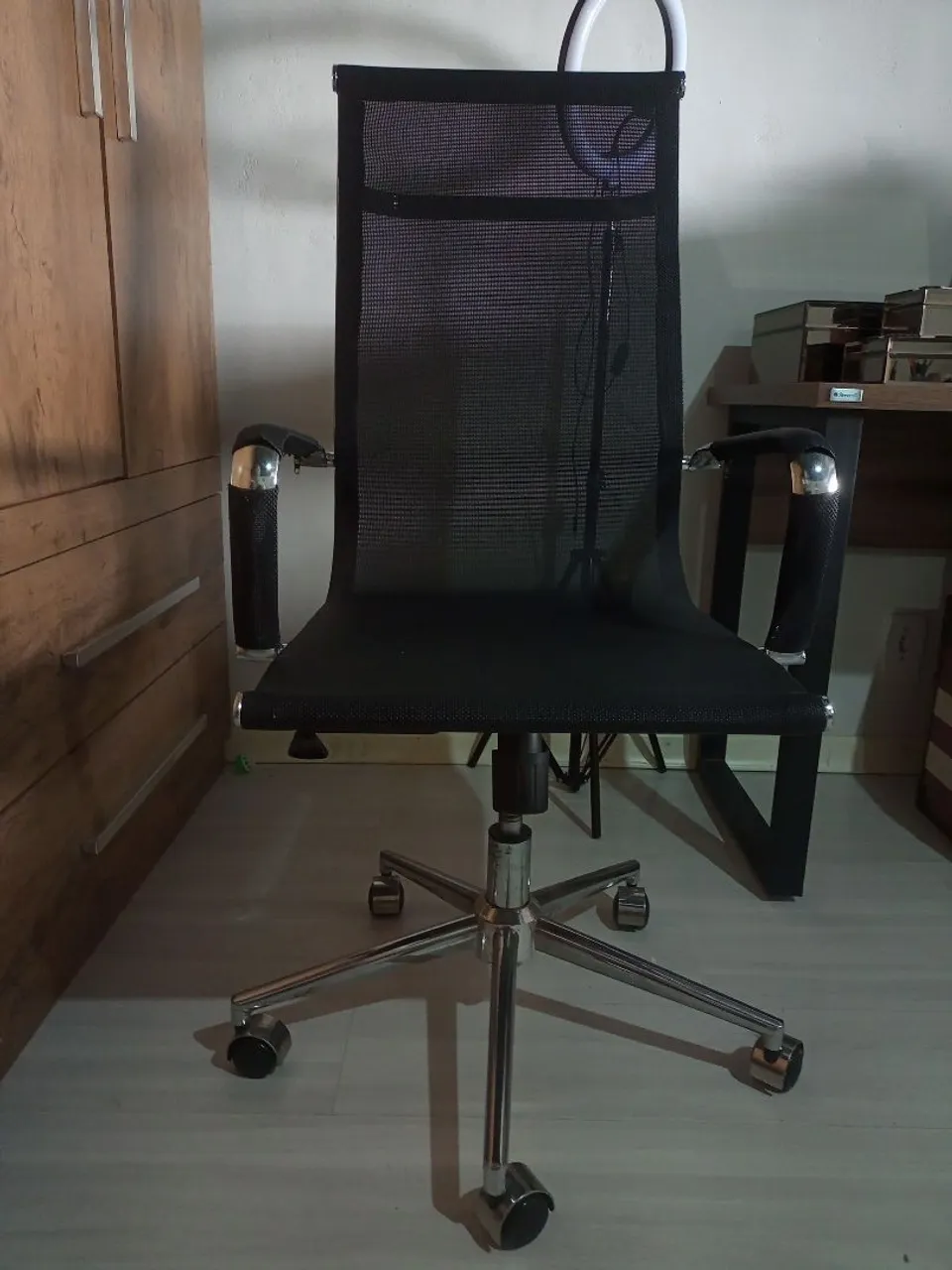 Cadeira de Escritório Charles Eams Ergonômica com Rodinhas