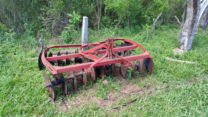 Grade niveladora Tatu 24 discos