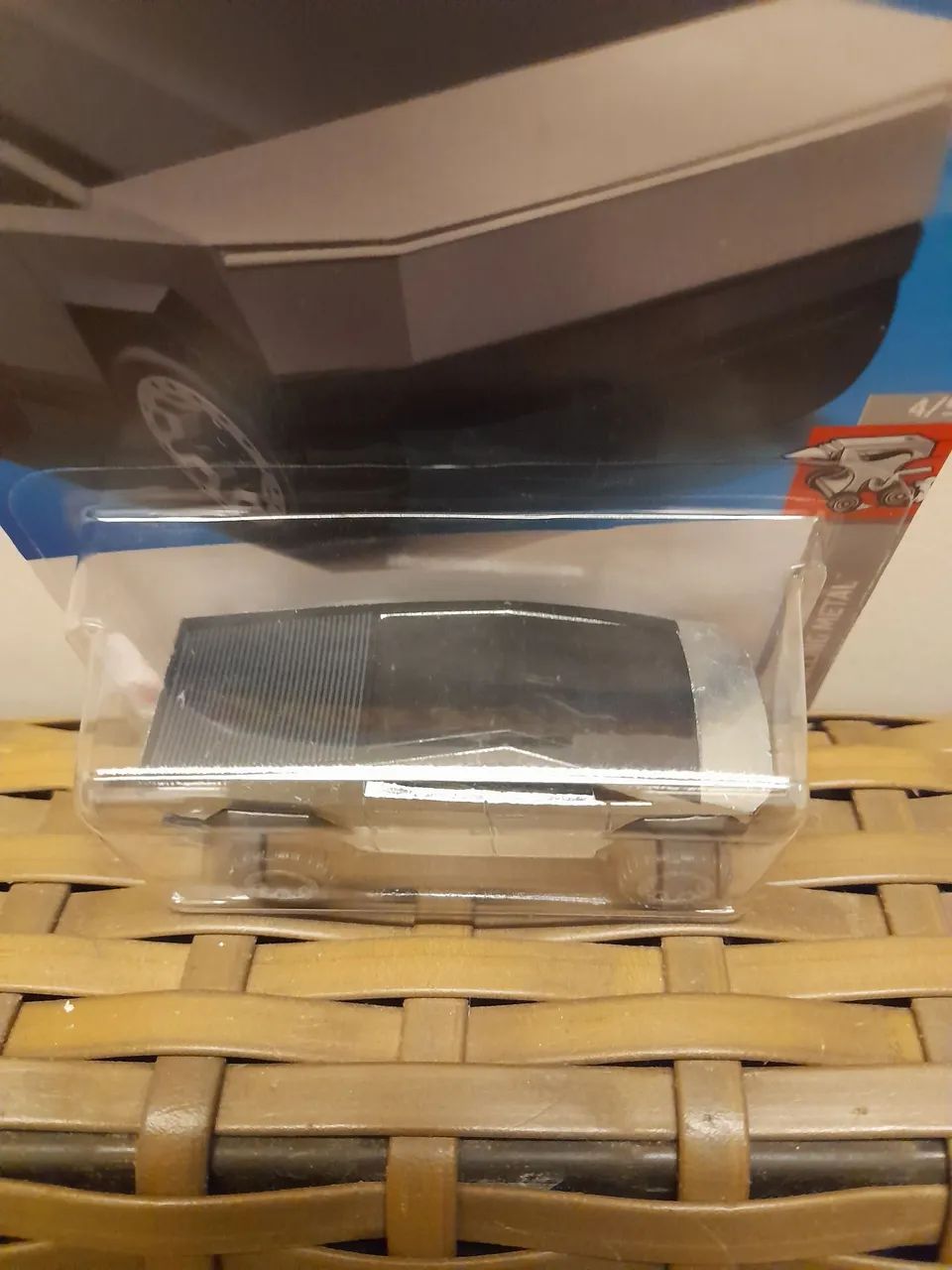 Carrinho Hot Wheels Tesla Cybertruck - Foto 3