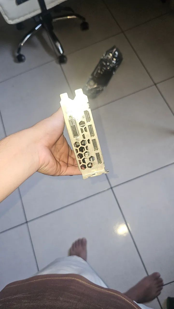 Rx 570 Armor 4G OC - Foto 3