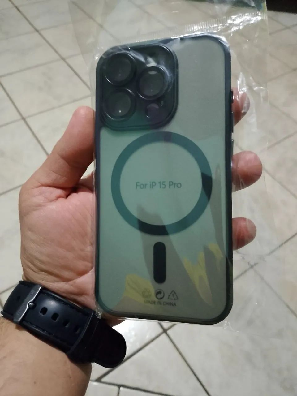 Capa Magnética MagSafe para iPhone 15 Pro - Preta (Premium) - Foto 2