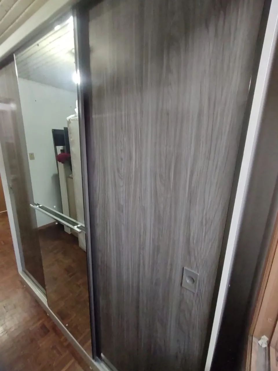 Roupeiro Grande, com Portas de correr e Espelho! - Foto 4