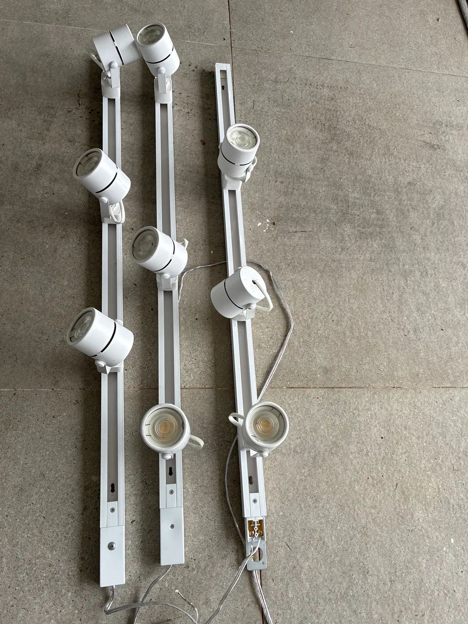 Kit com 3 kits completo com spots de LED integrado com trilho de 1 m. Super novo.