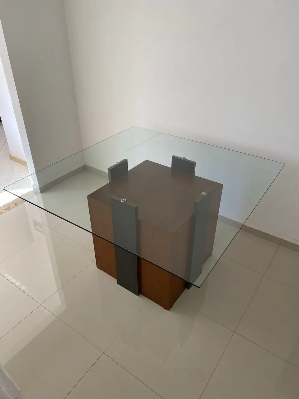 Mesa de vidro com 8 cadeiras