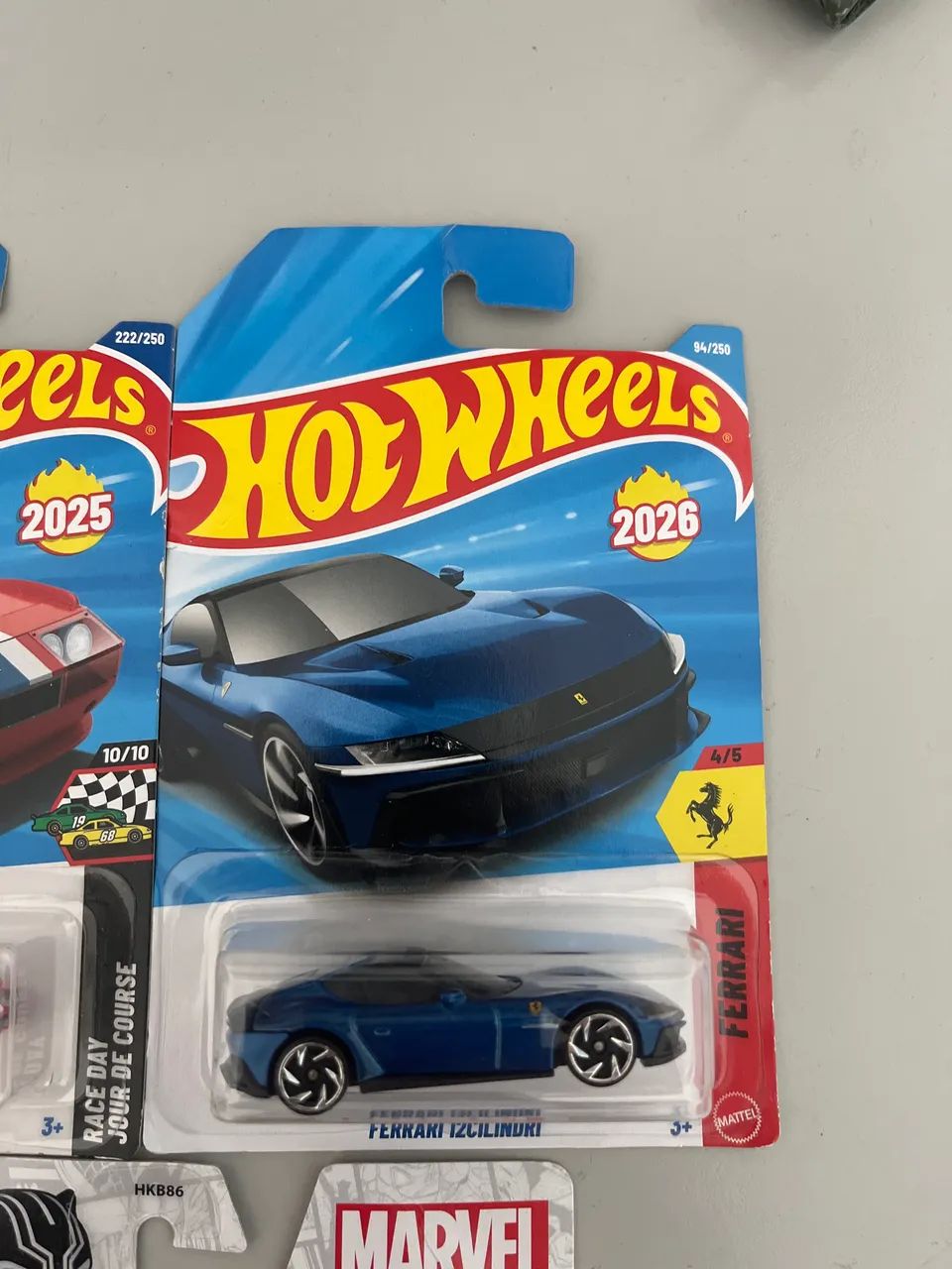 Miniaturas Hotwheels Ferrari e Marvel  - Foto 3