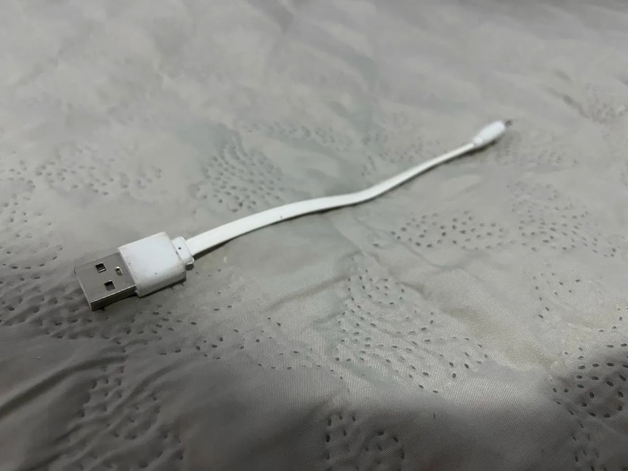 Cabo USB Curto Flat Branco (Micro-USB) Ideal para Powerbank e Carro