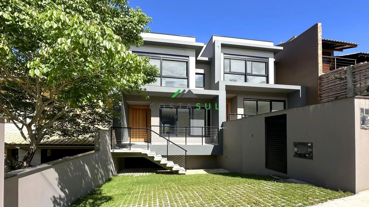 Casa Nova com Vista Panorâmica e 3 Suítes no Bairro Panorâmico