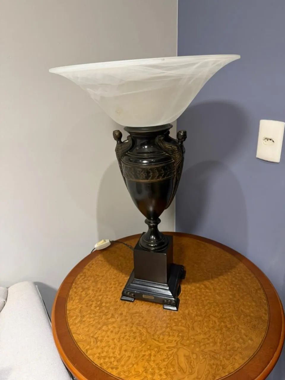 Abajur Clássico com Base Decorativa e Cúpula de Vidro