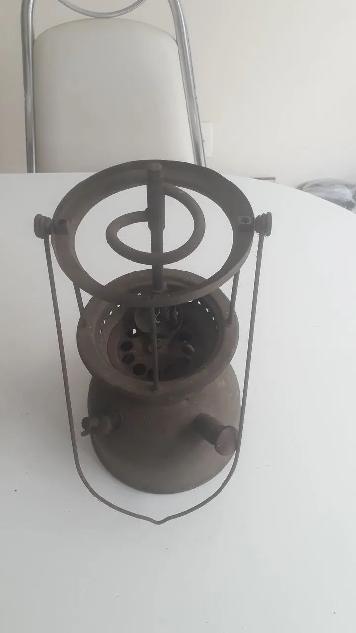 Lampião antigo à querosene 