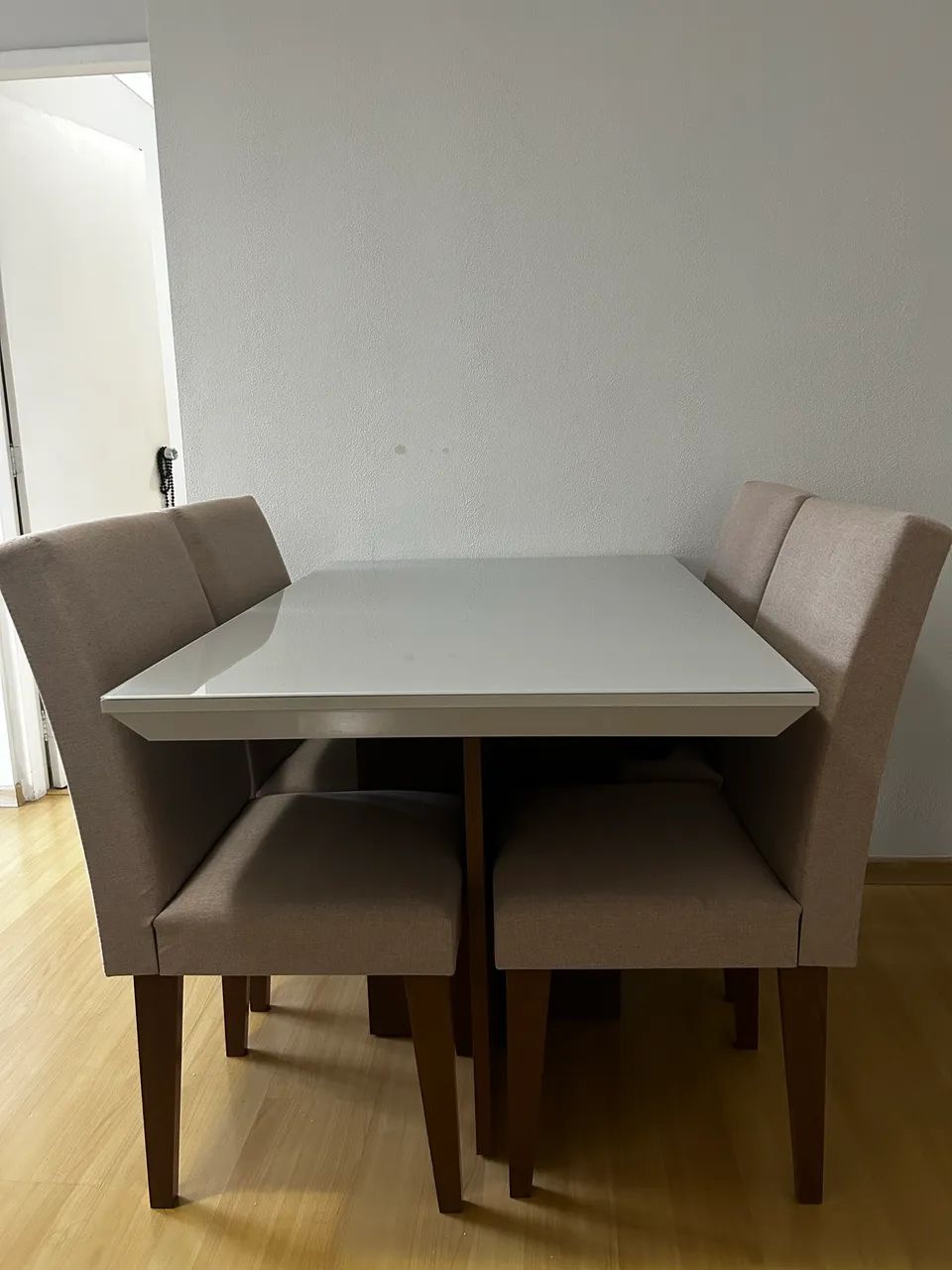 Mesa de jantar 4 lugares com as cadeiras tecido linho   - Foto 2