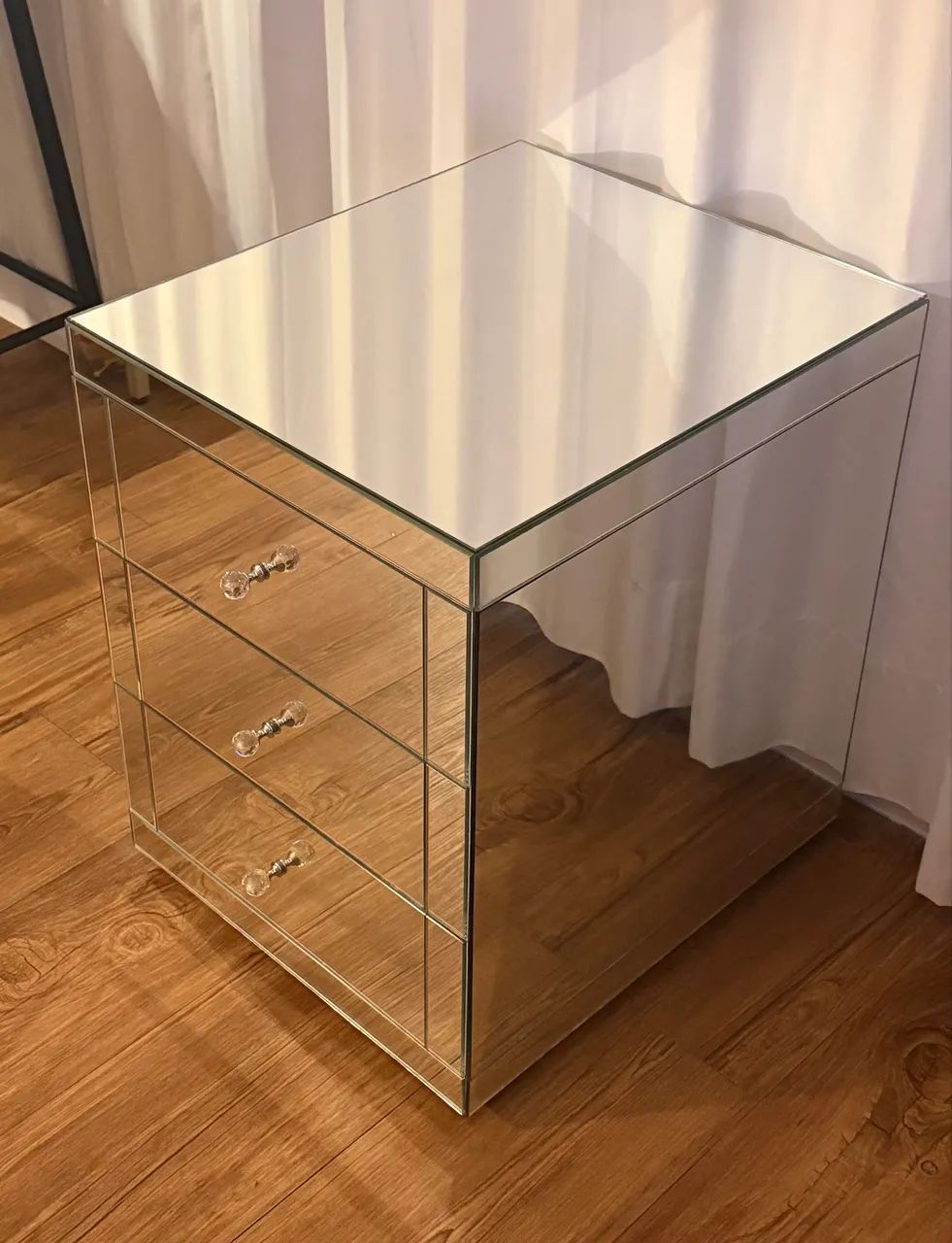Mesa de cabeceira de espelho 