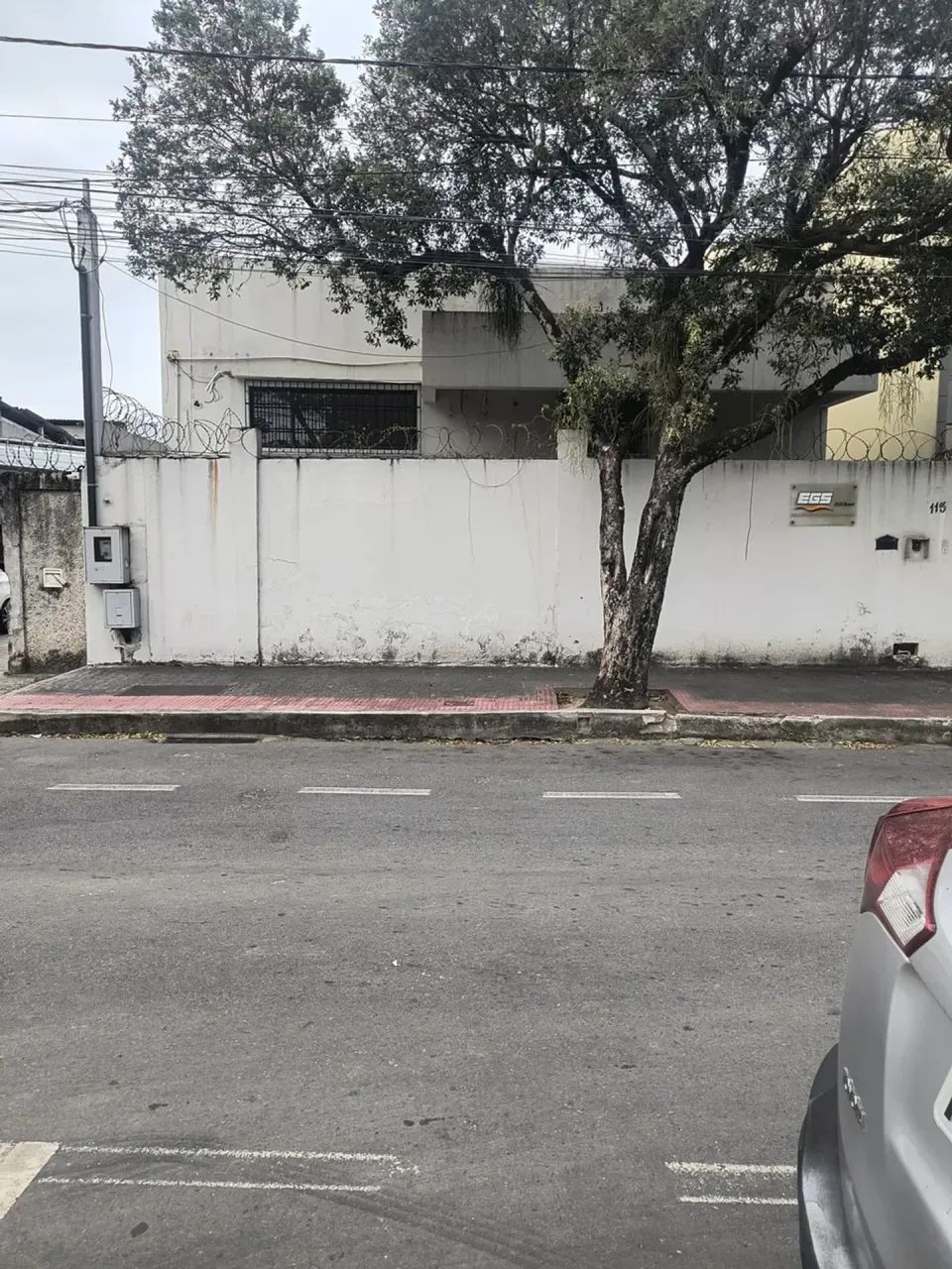 Alugo ótima casa comercial em Morada de Camburi