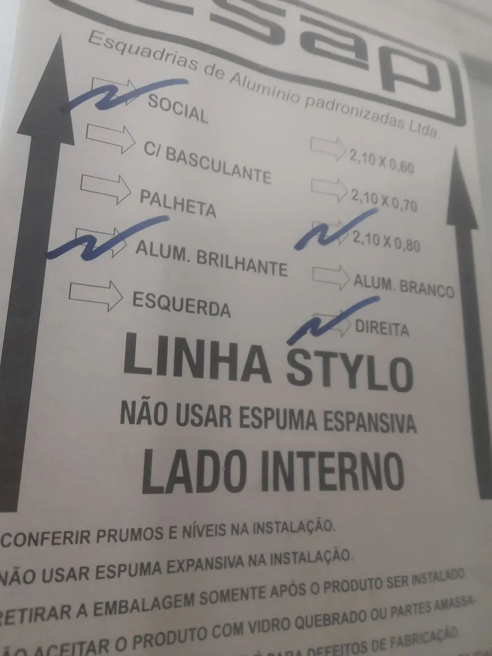 Porta de alumínio  nova, mas está amassada   - Foto 2