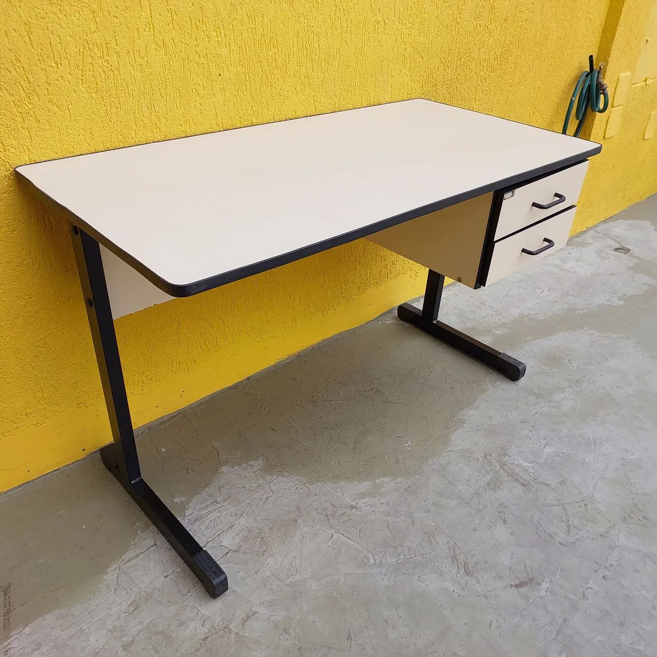 Mesa escritório com gavetas bege - Foto 3