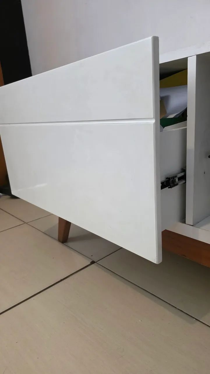 Rack para TV Retrô Branco com Pés de Madeira Maciça e Gavetas - Foto 2
