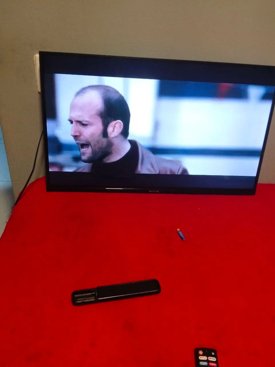 Vendo televisão 32 polegadas Android smart funcionando perfeitamente tem controle e os pé  - Foto 2