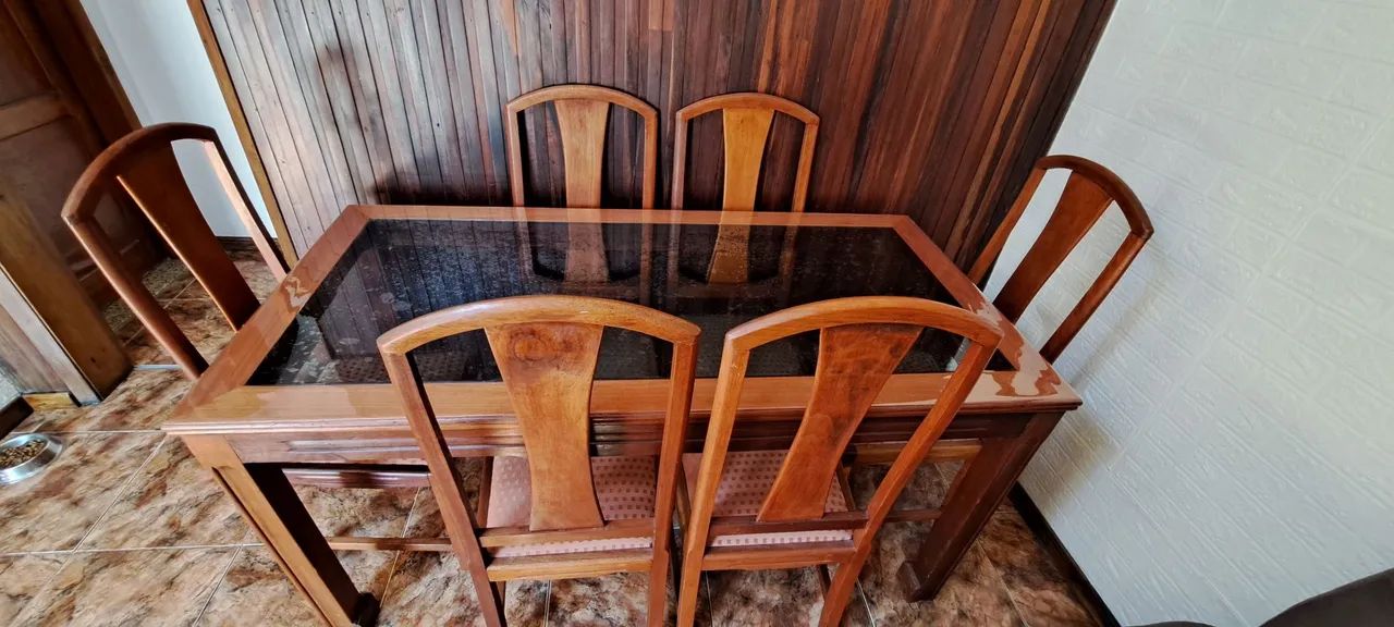 Mesa em madeira com tampo de vidro e seis cadeiras acochoadas e plástico de 4mm encima.  - Foto 2